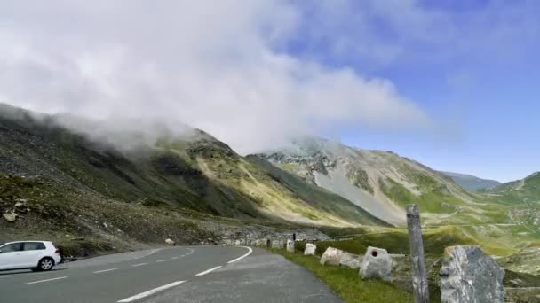 Het verkeer op de weg van de Grossglockner gletsjer in de Oostenrijkse Alpen — Stockvideo