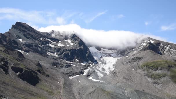 Wolken in de bergtoppen van het Alpen gebergte — Stockvideo