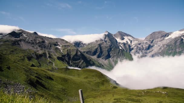Wolken in de Alpen vallei tegen de bergen — Stockvideo