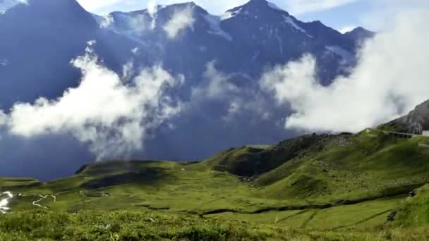 Wolken in de Alpen vallei tegen de bergen — Stockvideo