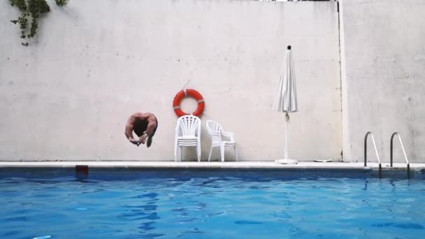 Ajuste homem caucasiano mergulha cabeça primeiro na piscina — Vídeo de Stock