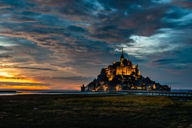 Mont Saint Michel'de dramatik gün batımı, Fransa