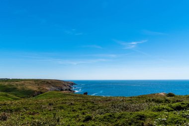 Pointe du Raz 'da kayalıkları olan deniz manzarası