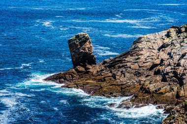 Pointe du Raz 'da kayalıkları olan deniz manzarası