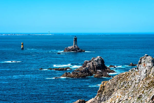 Paisaje marino con acantilados en Pointe du Raz — Foto de Stock