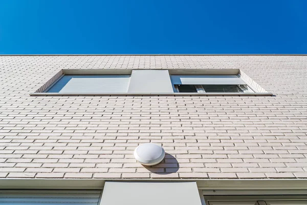 Moderne Reihenhäuser mit Ziegelfassade gegen den Himmel — Stockfoto