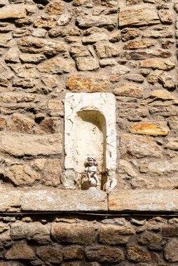 Taş duvar niş içinde melek heykel