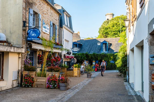 Pintoresca calle en la ciudad medieval de Concarneau — Foto de Stock