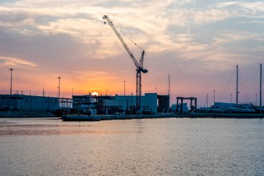 Gün batımı bir Mediterraenan liman manzaralı