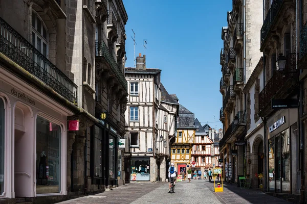 Vannes tarihi merkezinde sokak sahnesi — Stok fotoğraf