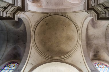 La Rochelle Katedrali'nin kubbesinin iç görünümü