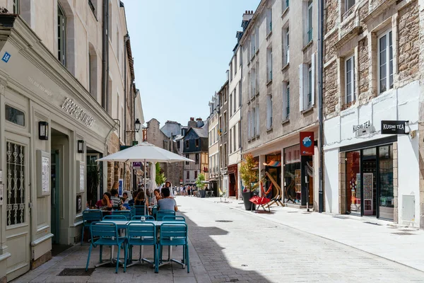 Straat scène in het historische centrum van Vannes — Stockfoto