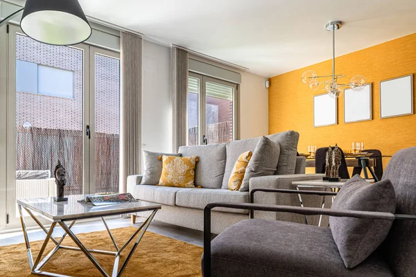 Kanepe ile şık çağdaş oturma odası iç