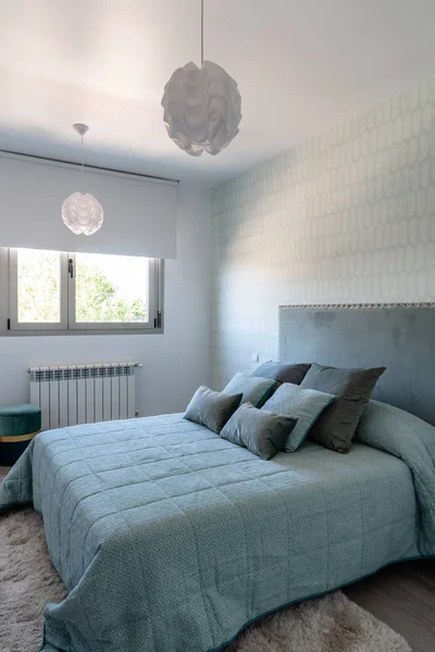 Stylowa, Nowoczesna sypialnia wnętrze z meblami. Projektowanie wnętrz — Zdjęcie stockowe