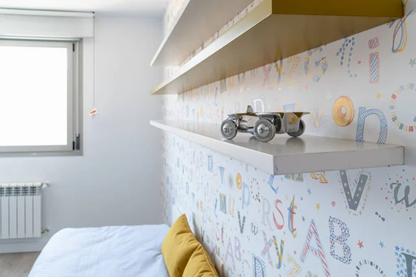 การตกแต่งภายในห้องนอนร่วมสมัยที่มีสไตล์พร้อมเฟอร์นิเจอร์ การออกแบบบ้าน — ภาพถ่ายสต็อก