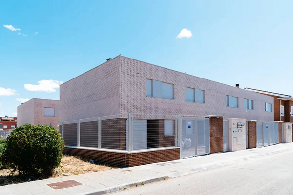 Vista exterior de casas adosadas modernas con fachada de ladrillo — Foto de Stock