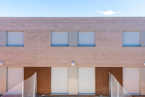 Vista exterior de casas adosadas modernas con fachada de ladrillo —  Fotos de Stock