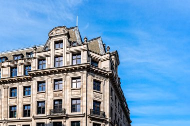 Londra'da Regent Street binaların düşük açı görünümü