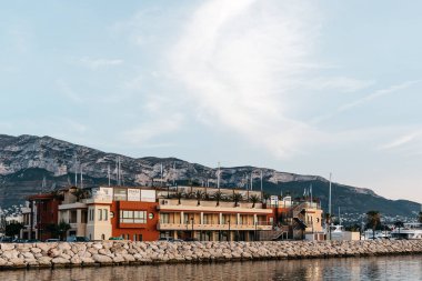 Gün batımında Denia Marina'nın manzara manzarası.