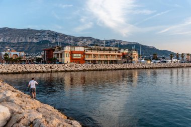 Gün batımında Denia Marina'nın manzara manzarası.