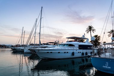 Gün batımında Denia Marina'da demirlemiş lüks yatlar