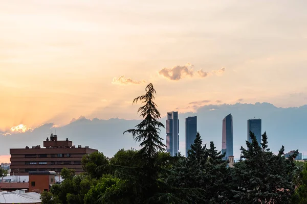 日落时分马德里金融区的城市景观 — 图库照片