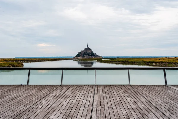 Vista do Monte Saint Michel contra o céu — Fotografia de Stock