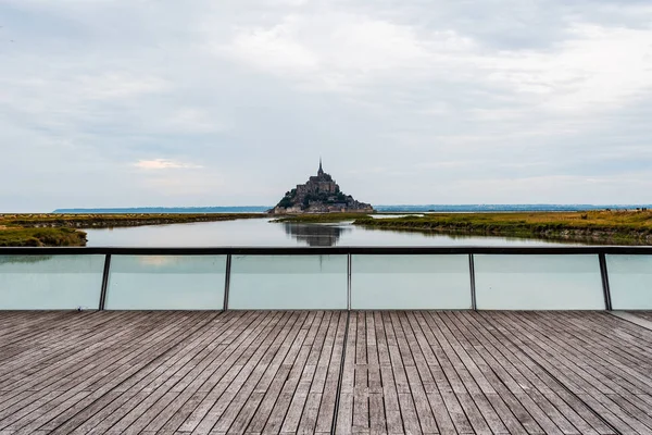 Pohled na Mont Saint Michel proti obloze — Stock fotografie