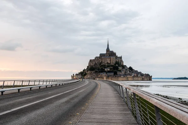 Pohled na Mont Saint Michel proti obloze — Stock fotografie