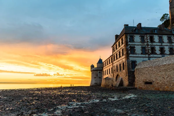 Puesta de sol dramática en Mont Saint Michel, Bretaña — Foto de Stock