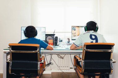 Gençler Pc Fortnite video oyunu oynarken