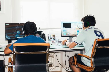 Gençler Pc Fortnite video oyunu oynarken