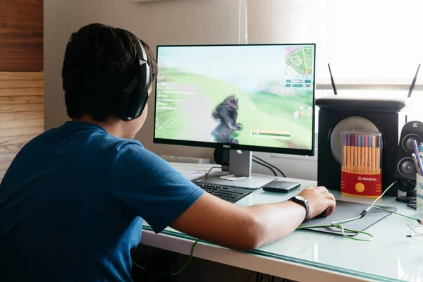 Teenager spielt Fortnite-Videospiel auf dem PC — Stockfoto