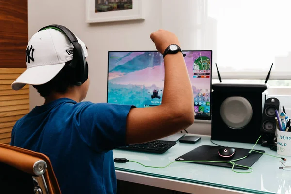 Teenager spielt Fortnite-Videospiel auf dem PC — Stockfoto