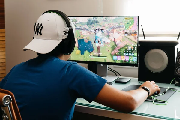 Nastolatek gra Fortnite wideo gra na Pc — Zdjęcie stockowe