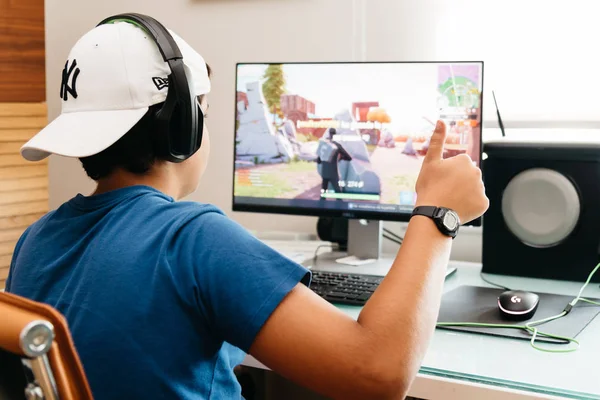 Teenager spielt Fortnite-Videospiel auf dem PC — Stockfoto