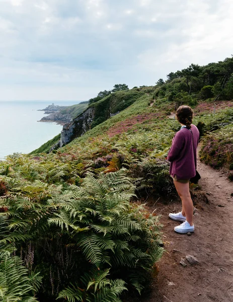 Beautiful woman looking at seascape in Brittany — Stock Photo, Image