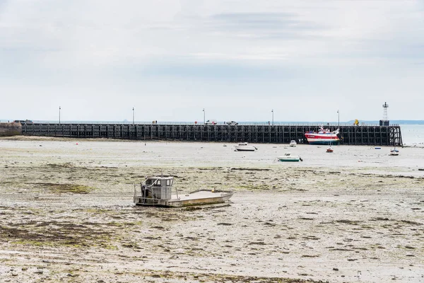 The harbour of Cancale at low tide — Stock Photo, Image