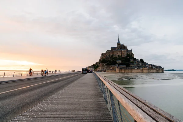 Vista do Monte Saint-Michel ao pôr do sol contra o céu — Fotografia de Stock