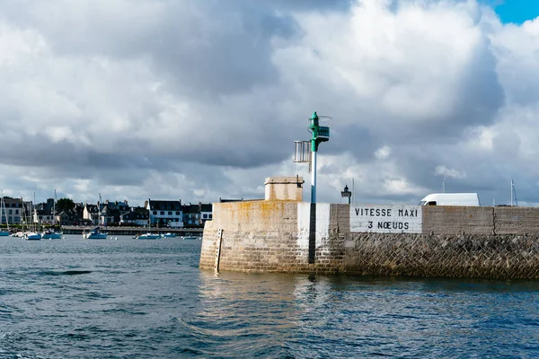 Entrance beacon to the port of Roscoff — Stock Photo, Image