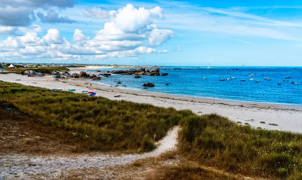 Playa rocosa en la costa de Kerlouan, Bretaña — Foto de Stock