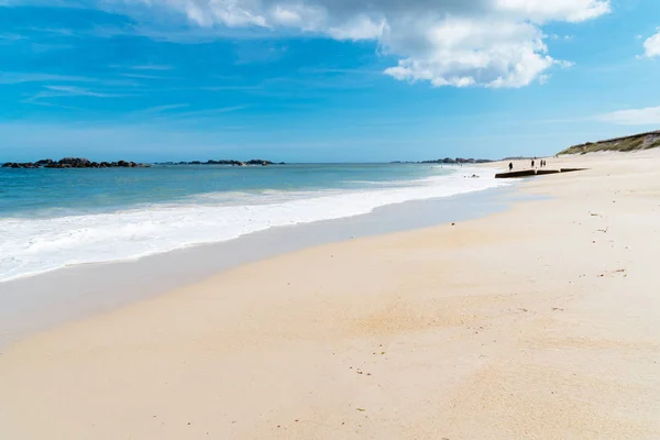 Praia na costa de Kerlouan, Bretanha — Fotografia de Stock