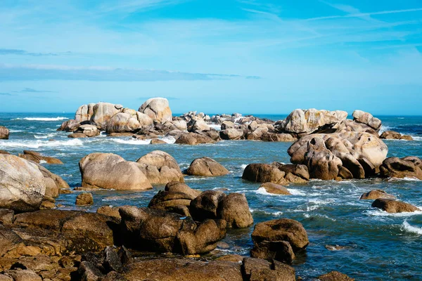 Playa rocosa en la costa de Kerlouan, Bretaña — Foto de Stock