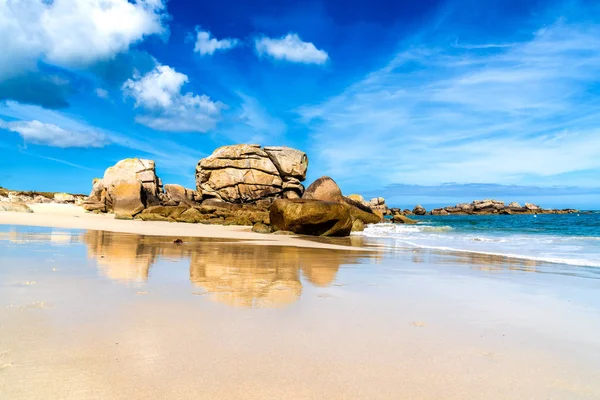 Praia na costa de Kerlouan, Bretanha — Fotografia de Stock