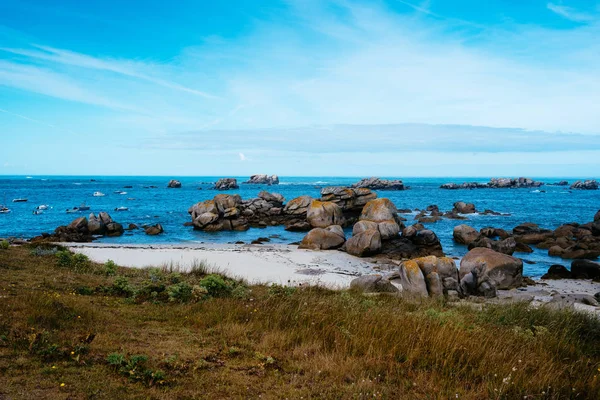 Kerlouan, Brittany sahilindeki Rocky plajı.