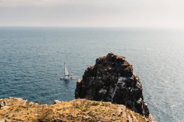 Brittany Cap Frehel kayalıklarda yelkenli tekne