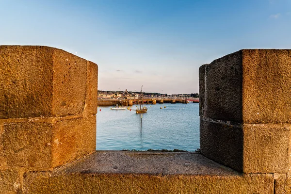 Hög vinkel utsikt över hamnen i Saint-Malo vid solnedgången — Stockfoto