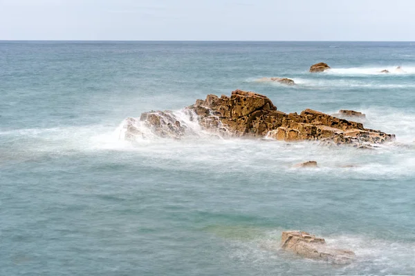 Vue panoramique des vagues éclaboussant les rochers — Photo