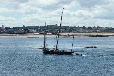 Batz Adası Roscoff körfezinde yelkenli tekne