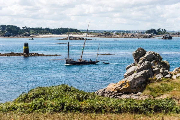 Voilier dans la baie de Roscoff depuis l'île de Batz — Photo